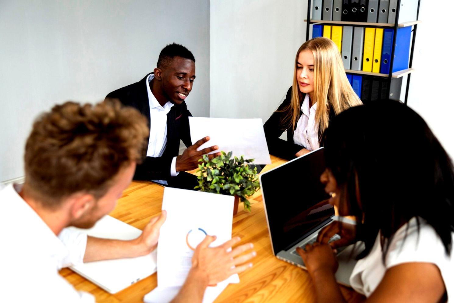 Session de travail en groupe lors d'une formation financière